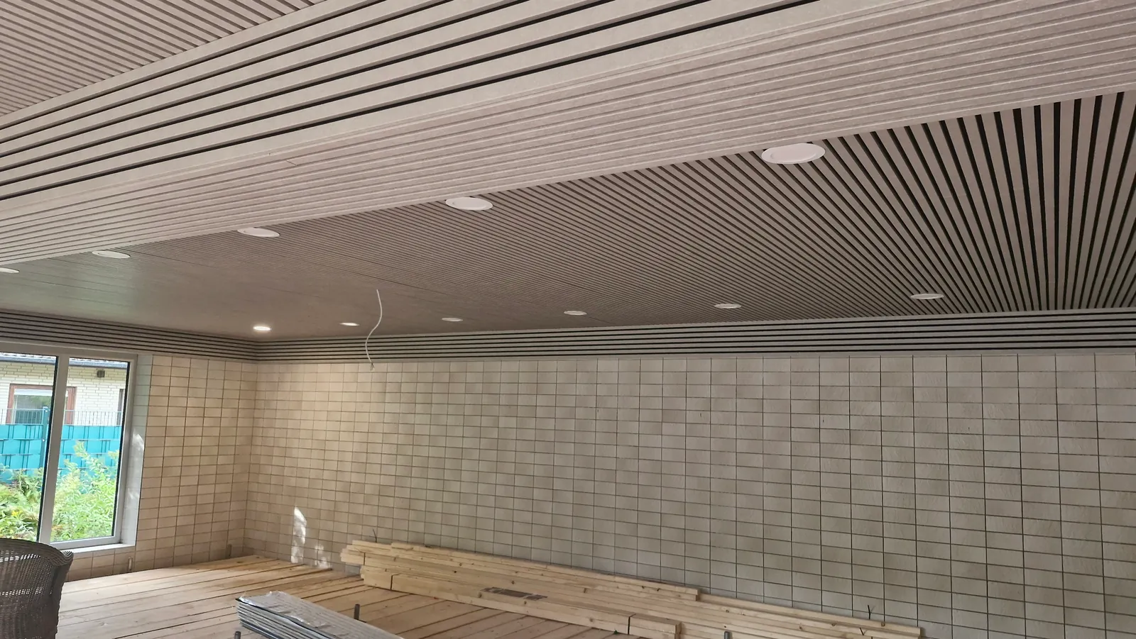 Einbauleuchten in der Decke eines ehemaligen privaten Schwimmbads während des Umbaus