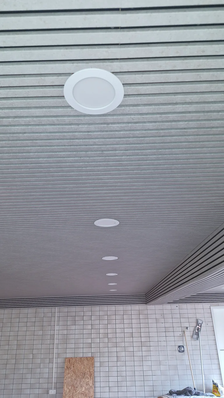 Nahansicht einer Einbauleuchte und weiterer Leuchten in der vorhandenen Decke