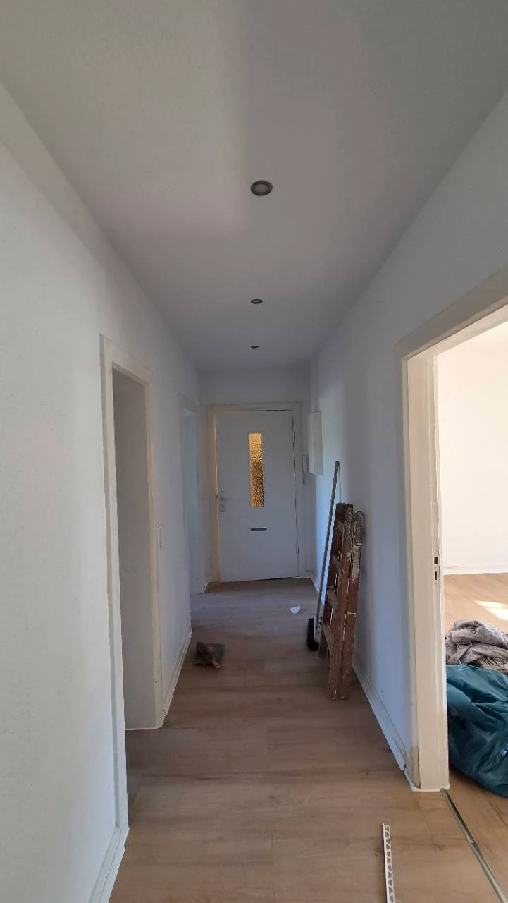 Flur im weiteren Ausbau mit eingebauten Deckenspots