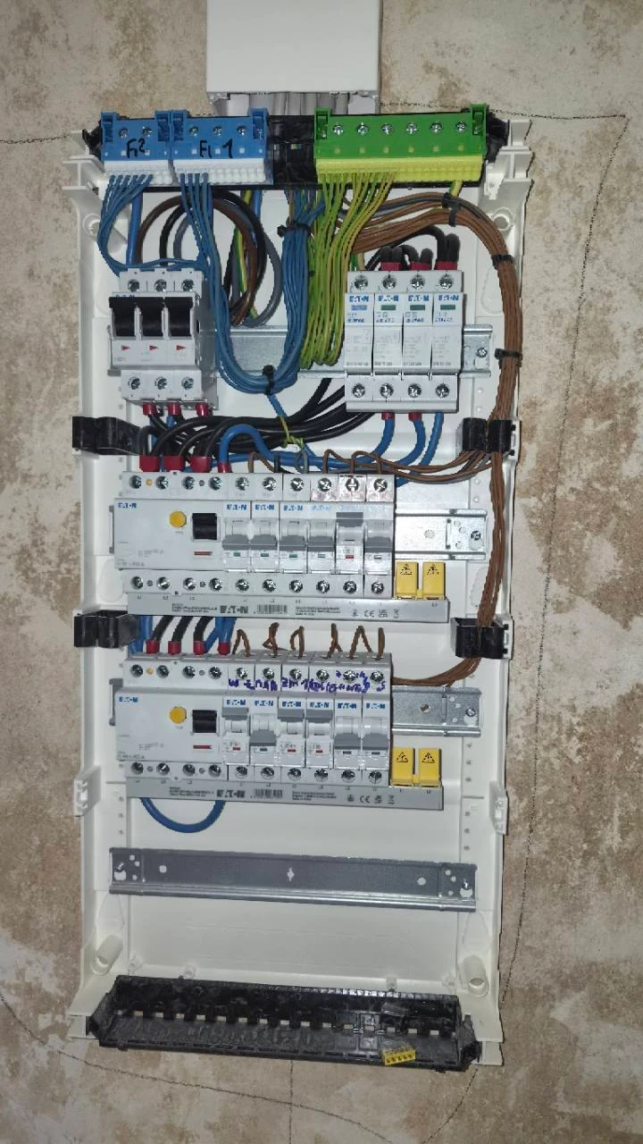 Unterverteilung der Wohnung während der Installation ohne Abdeckung